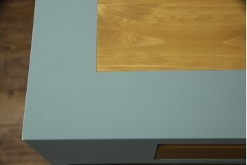 箪笥内の衣装盆を利用してハイテーブルにリメイク!ハイテーブルを新たに制作し、衣装盆を引き出しとして設置。天板と引き出しを明るい茶色に着色し、他の部分を水色にペイント仕上げ。