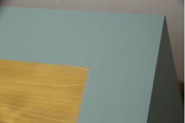 箪笥内の衣装盆を利用してハイテーブルにリメイク!ハイテーブルを新たに制作し、衣装盆を引き出しとして設置。天板と引き出しを明るい茶色に着色し、他の部分を水色にペイント仕上げ。