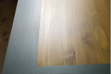 箪笥内の衣装盆を利用してハイテーブルにリメイク!ハイテーブルを新たに制作し、衣装盆を引き出しとして設置。天板と引き出しを明るい茶色に着色し、他の部分を水色にペイント仕上げ。