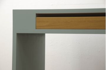 箪笥内の衣装盆を利用してハイテーブルにリメイク!ハイテーブルを新たに制作し、衣装盆を引き出しとして設置。天板と引き出しを明るい茶色に着色し、他の部分を水色にペイント仕上げ。