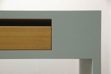 箪笥内の衣装盆を利用してハイテーブルにリメイク!ハイテーブルを新たに制作し、衣装盆を引き出しとして設置。天板と引き出しを明るい茶色に着色し、他の部分を水色にペイント仕上げ。