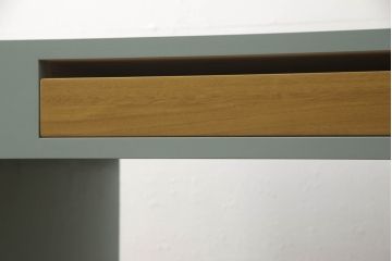 箪笥内の衣装盆を利用してハイテーブルにリメイク!ハイテーブルを新たに制作し、衣装盆を引き出しとして設置。天板と引き出しを明るい茶色に着色し、他の部分を水色にペイント仕上げ。