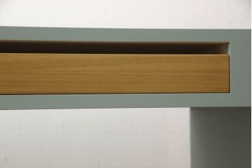箪笥内の衣装盆を利用してハイテーブルにリメイク!ハイテーブルを新たに制作し、衣装盆を引き出しとして設置。天板と引き出しを明るい茶色に着色し、他の部分を水色にペイント仕上げ。