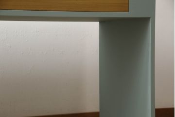 箪笥内の衣装盆を利用してハイテーブルにリメイク!ハイテーブルを新たに制作し、衣装盆を引き出しとして設置。天板と引き出しを明るい茶色に着色し、他の部分を水色にペイント仕上げ。