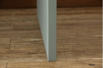 箪笥内の衣装盆を利用してハイテーブルにリメイク!ハイテーブルを新たに制作し、衣装盆を引き出しとして設置。天板と引き出しを明るい茶色に着色し、他の部分を水色にペイント仕上げ。