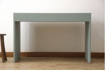 箪笥内の衣装盆を利用してハイテーブルにリメイク!ハイテーブルを新たに制作し、衣装盆を引き出しとして設置。天板と引き出しを明るい茶色に着色し、他の部分を水色にペイント仕上げ。