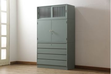 3段重ね箪笥をチェストにリメイク!上段の板戸にはモールガラスをはめ込み、引手を取り付け。内部の棚は撤去。中段の扉の取っ手を交換。全てをあわい青緑にペイント仕上げ。