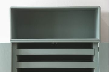 3段重ね箪笥をチェストにリメイク!上段の板戸にはモールガラスをはめ込み、引手を取り付け。内部の棚は撤去。中段の扉の取っ手を交換。全てをあわい青緑にペイント仕上げ。