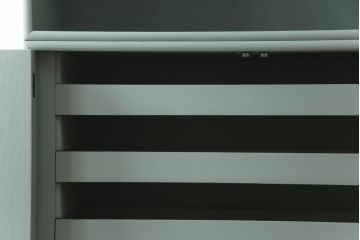 3段重ね箪笥をチェストにリメイク!上段の板戸にはモールガラスをはめ込み、引手を取り付け。内部の棚は撤去。中段の扉の取っ手を交換。全てをあわい青緑にペイント仕上げ。