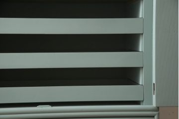 3段重ね箪笥をチェストにリメイク!上段の板戸にはモールガラスをはめ込み、引手を取り付け。内部の棚は撤去。中段の扉の取っ手を交換。全てをあわい青緑にペイント仕上げ。