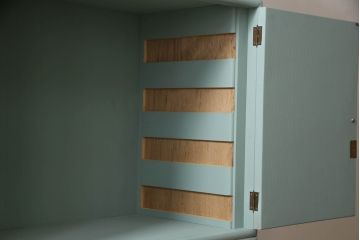 3段重ね箪笥をチェストにリメイク!上段の板戸にはモールガラスをはめ込み、引手を取り付け。内部の棚は撤去。中段の扉の取っ手を交換。全てをあわい青緑にペイント仕上げ。