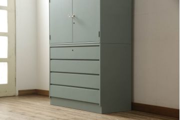 3段重ね箪笥をチェストにリメイク!上段の板戸にはモールガラスをはめ込み、引手を取り付け。内部の棚は撤去。中段の扉の取っ手を交換。全てをあわい青緑にペイント仕上げ。