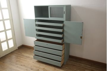 3段重ね箪笥をチェストにリメイク!上段の板戸にはモールガラスをはめ込み、引手を取り付け。内部の棚は撤去。中段の扉の取っ手を交換。全てをあわい青緑にペイント仕上げ。