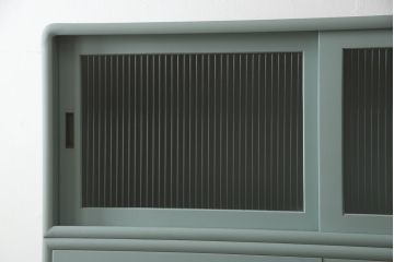 3段重ね箪笥をチェストにリメイク!上段の板戸にはモールガラスをはめ込み、引手を取り付け。内部の棚は撤去。中段の扉の取っ手を交換。全てをあわい青緑にペイント仕上げ。