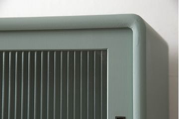 3段重ね箪笥をチェストにリメイク!上段の板戸にはモールガラスをはめ込み、引手を取り付け。内部の棚は撤去。中段の扉の取っ手を交換。全てをあわい青緑にペイント仕上げ。
