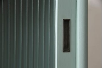 3段重ね箪笥をチェストにリメイク!上段の板戸にはモールガラスをはめ込み、引手を取り付け。内部の棚は撤去。中段の扉の取っ手を交換。全てをあわい青緑にペイント仕上げ。