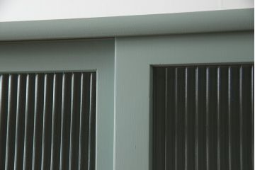 3段重ね箪笥をチェストにリメイク!上段の板戸にはモールガラスをはめ込み、引手を取り付け。内部の棚は撤去。中段の扉の取っ手を交換。全てをあわい青緑にペイント仕上げ。