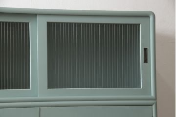 3段重ね箪笥をチェストにリメイク!上段の板戸にはモールガラスをはめ込み、引手を取り付け。内部の棚は撤去。中段の扉の取っ手を交換。全てをあわい青緑にペイント仕上げ。