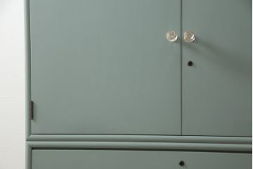 3段重ね箪笥をチェストにリメイク!上段の板戸にはモールガラスをはめ込み、引手を取り付け。内部の棚は撤去。中段の扉の取っ手を交換。全てをあわい青緑にペイント仕上げ。