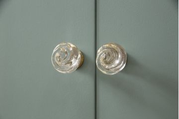 3段重ね箪笥をチェストにリメイク!上段の板戸にはモールガラスをはめ込み、引手を取り付け。内部の棚は撤去。中段の扉の取っ手を交換。全てをあわい青緑にペイント仕上げ。