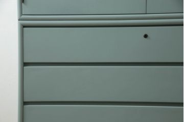 3段重ね箪笥をチェストにリメイク!上段の板戸にはモールガラスをはめ込み、引手を取り付け。内部の棚は撤去。中段の扉の取っ手を交換。全てをあわい青緑にペイント仕上げ。