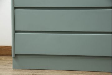 3段重ね箪笥をチェストにリメイク!上段の板戸にはモールガラスをはめ込み、引手を取り付け。内部の棚は撤去。中段の扉の取っ手を交換。全てをあわい青緑にペイント仕上げ。