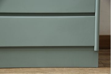 3段重ね箪笥をチェストにリメイク!上段の板戸にはモールガラスをはめ込み、引手を取り付け。内部の棚は撤去。中段の扉の取っ手を交換。全てをあわい青緑にペイント仕上げ。