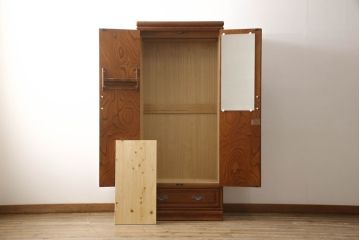 ワードローブを小さくリメイク!幅、奥行きをリサイズし、新たに可動式タイプの棚を設置。元の色味をベースに着色仕上げ。