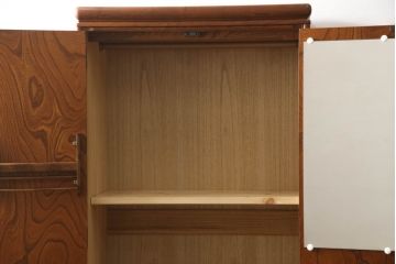 ワードローブを小さくリメイク!幅、奥行きをリサイズし、新たに可動式タイプの棚を設置。元の色味をベースに着色仕上げ。