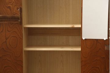 ワードローブを小さくリメイク!幅、奥行きをリサイズし、新たに可動式タイプの棚を設置。元の色味をベースに着色仕上げ。