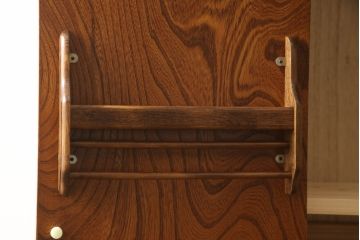 ワードローブを小さくリメイク!幅、奥行きをリサイズし、新たに可動式タイプの棚を設置。元の色味をベースに着色仕上げ。
