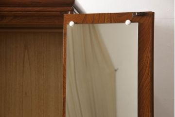 ワードローブを小さくリメイク!幅、奥行きをリサイズし、新たに可動式タイプの棚を設置。元の色味をベースに着色仕上げ。