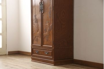 ワードローブを小さくリメイク!幅、奥行きをリサイズし、新たに可動式タイプの棚を設置。元の色味をベースに着色仕上げ。