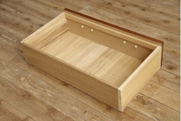 ワードローブを小さくリメイク!幅、奥行きをリサイズし、新たに可動式タイプの棚を設置。元の色味をベースに着色仕上げ。