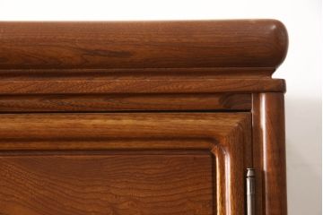 ワードローブを小さくリメイク!幅、奥行きをリサイズし、新たに可動式タイプの棚を設置。元の色味をベースに着色仕上げ。