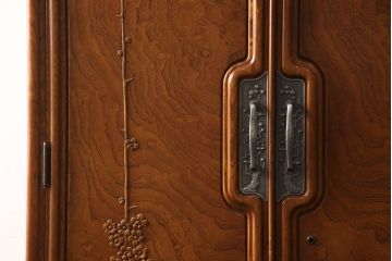 ワードローブを小さくリメイク!幅、奥行きをリサイズし、新たに可動式タイプの棚を設置。元の色味をベースに着色仕上げ。