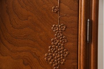 ワードローブを小さくリメイク!幅、奥行きをリサイズし、新たに可動式タイプの棚を設置。元の色味をベースに着色仕上げ。