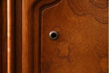 ワードローブを小さくリメイク!幅、奥行きをリサイズし、新たに可動式タイプの棚を設置。元の色味をベースに着色仕上げ。
