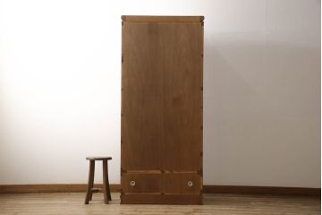 ワードローブを小さくリメイク!幅、奥行きをリサイズし、新たに可動式タイプの棚を設置。元の色味をベースに着色仕上げ。