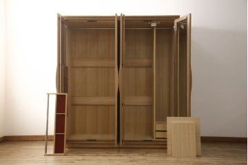 ワードローブを使いやすくリメイク!高品質リペアを施し、天板と脚の出っ張りをカット。本体の色味を活かした仕上げ。