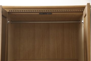 ワードローブを使いやすくリメイク!高品質リペアを施し、天板と脚の出っ張りをカット。本体の色味を活かした仕上げ。