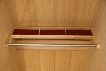 ワードローブを使いやすくリメイク!高品質リペアを施し、天板と脚の出っ張りをカット。本体の色味を活かした仕上げ。