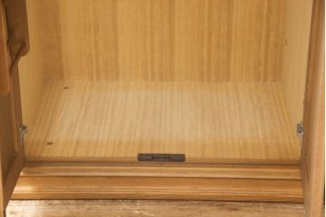 ワードローブを使いやすくリメイク!高品質リペアを施し、天板と脚の出っ張りをカット。本体の色味を活かした仕上げ。