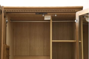 ワードローブを使いやすくリメイク!高品質リペアを施し、天板と脚の出っ張りをカット。本体の色味を活かした仕上げ。