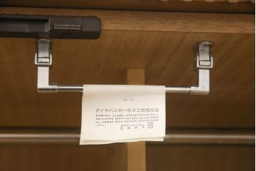 ワードローブを使いやすくリメイク!高品質リペアを施し、天板と脚の出っ張りをカット。本体の色味を活かした仕上げ。
