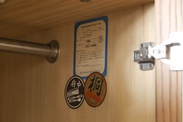 ワードローブを使いやすくリメイク!高品質リペアを施し、天板と脚の出っ張りをカット。本体の色味を活かした仕上げ。