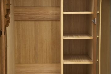 ワードローブを使いやすくリメイク!高品質リペアを施し、天板と脚の出っ張りをカット。本体の色味を活かした仕上げ。