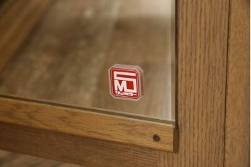 ワードローブを使いやすくリメイク!高品質リペアを施し、天板と脚の出っ張りをカット。本体の色味を活かした仕上げ。