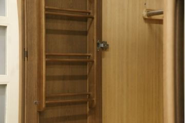 ワードローブを使いやすくリメイク!高品質リペアを施し、天板と脚の出っ張りをカット。本体の色味を活かした仕上げ。