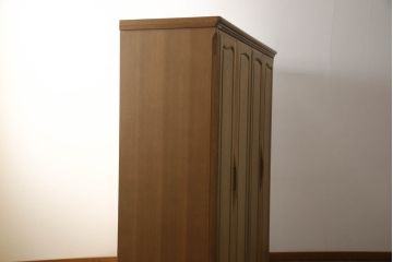 ワードローブを使いやすくリメイク!高品質リペアを施し、天板と脚の出っ張りをカット。本体の色味を活かした仕上げ。